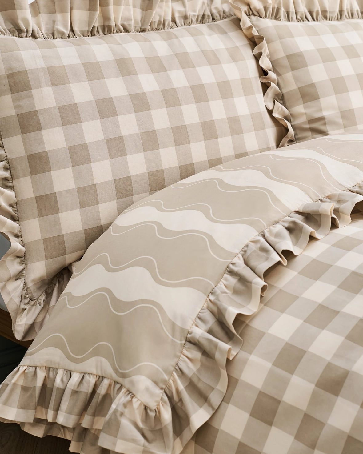Cotton Wavy Stripe / Gingham Print Reversible Frill Bedding Set - Beige