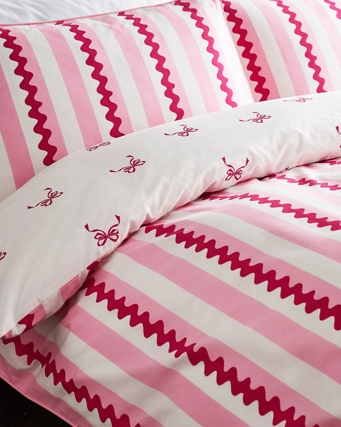 Cotton Wavy Stripe / Bow Print Reversible Bedding Set - Pink