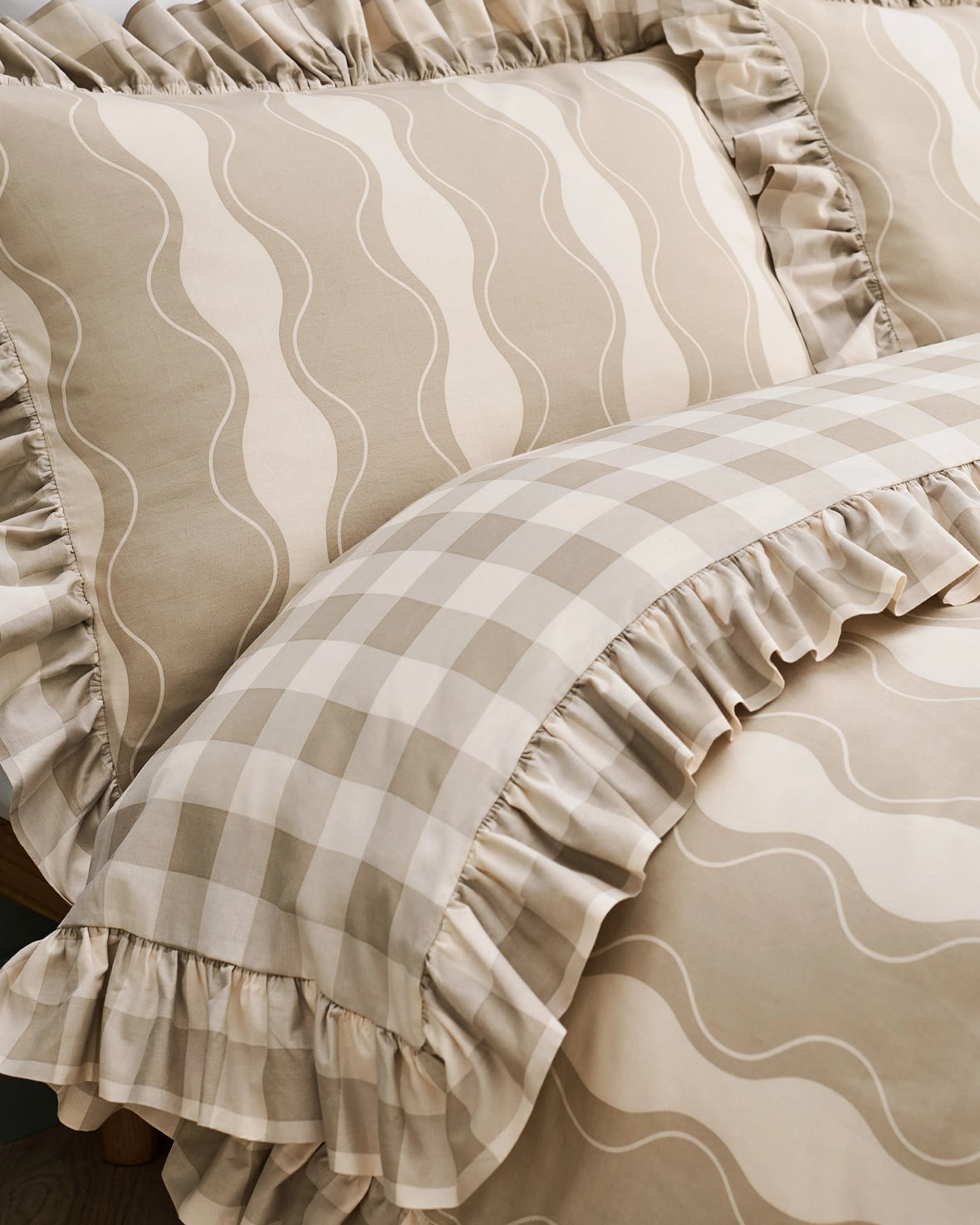 Cotton Wavy Stripe / Gingham Print Reversible Frill Bedding Set - Beige