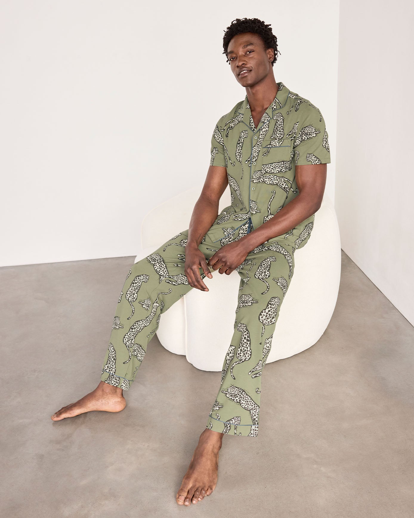 model note: George is 6'2" and is wearing a UK M