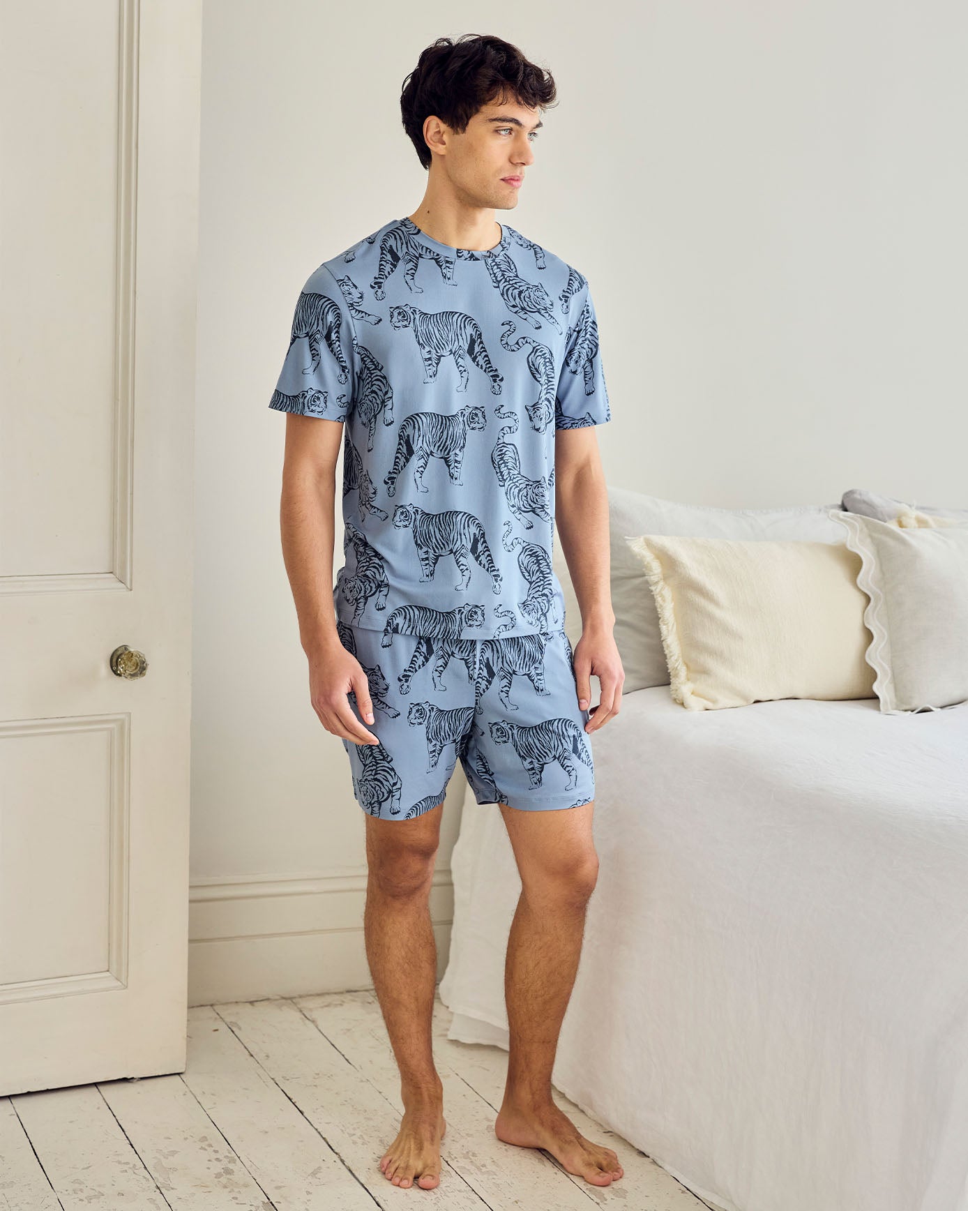 model note: Evans is 6' 2.5'' and is wearing a size M