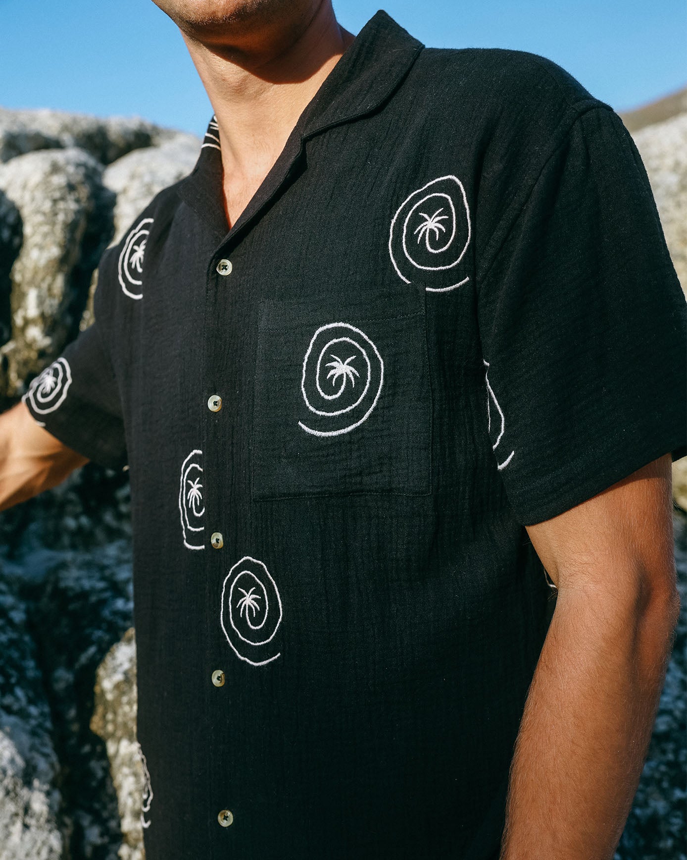 Organic Cotton Cheesecloth Embroidered Palm Loop Short Sleeve Shirt - Black