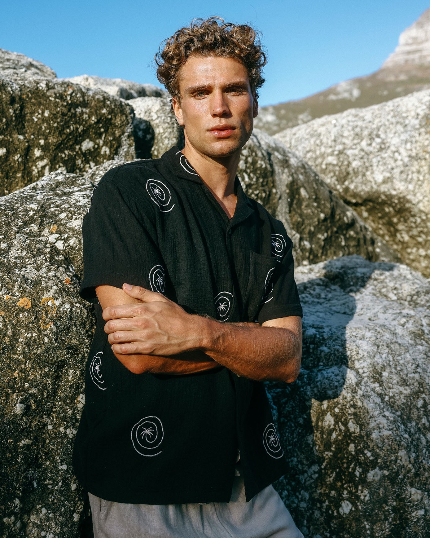 Organic Cotton Cheesecloth Embroidered Palm Loop Short Sleeve Shirt - Black