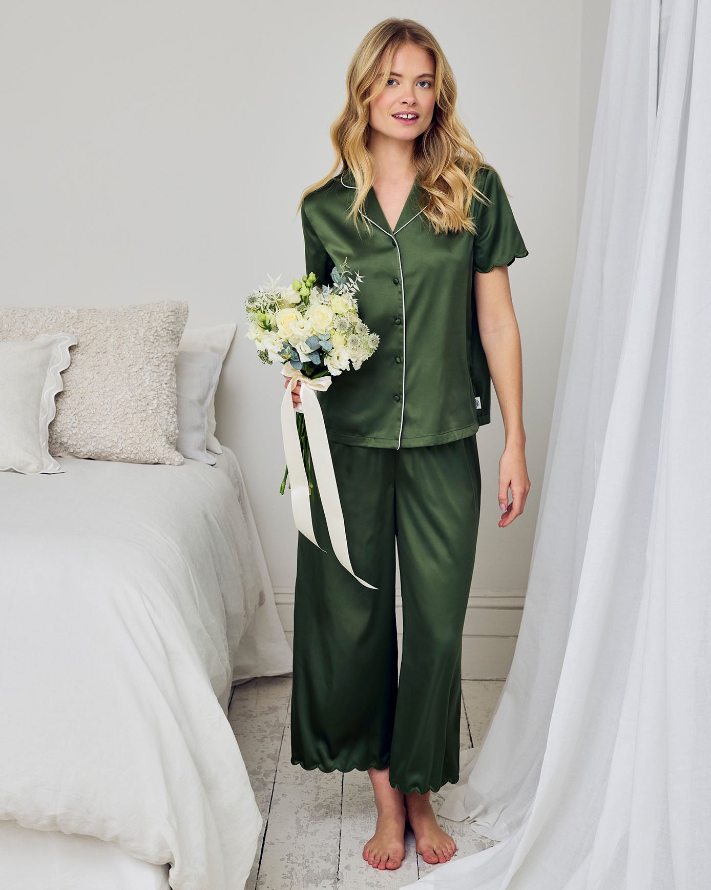 model note: Charlie is 5'8" and is wearing a size 10